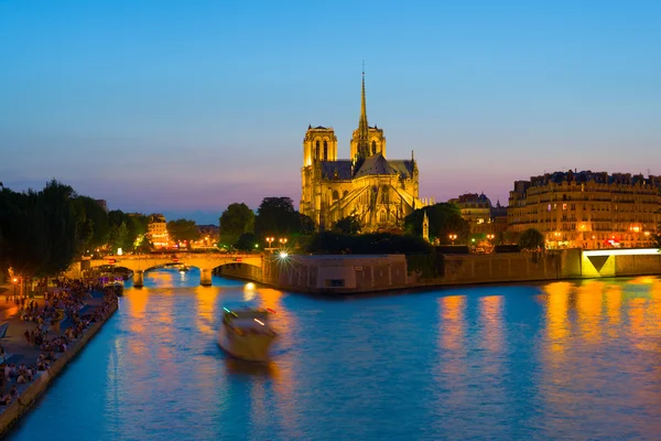 Ночной вид на собор Парижской Богоматери — стоковое фото
