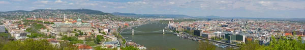 Panorama di Budapest in una giornata nuvolosa — Foto Stock