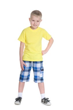 Sarı gömlekli mutlu küçük çocuk