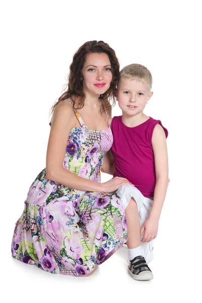 Menino sorridente com a mãe — Fotografia de Stock