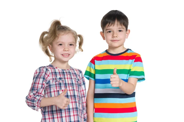 Kinder halten die Daumen hoch — Stockfoto