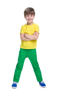 Gülen küçük çocuk duruyor