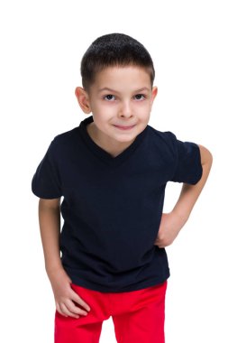 Kırmızı gömlekli meraklı küçük çocuk