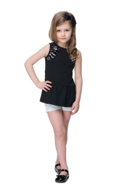 Küçük kız yürüyor moda