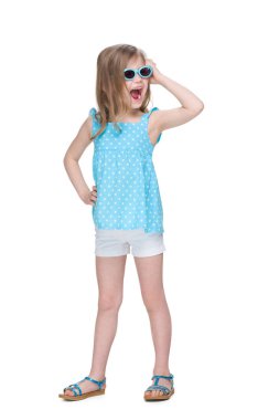 küçük kız bağırarak