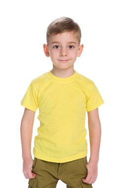 beyaz zemin üzerinde gülümseyen genç çocuk