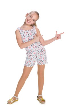 Genç kız tarafına parmaklarını gösterir