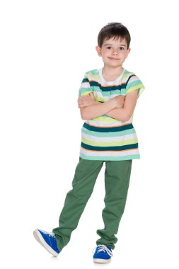 Yeşil çizgili gömlekli küçük çocuk ileri görünüyor