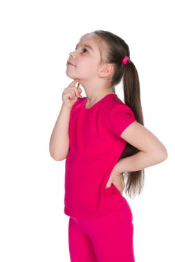 Küçük kız yukarı bakıyor.