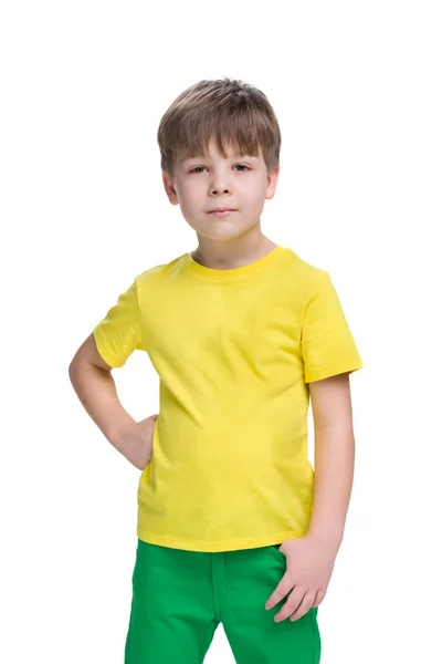 Sarı tişörtlü küçük çocuk — Stok fotoğraf