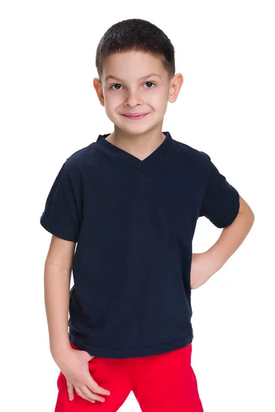 Schöner kleiner Junge in einem roten Hemd — Stockfoto