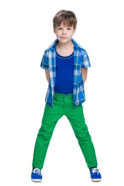 Knappe kleine jongen in een blauw shirt — Stockfoto
