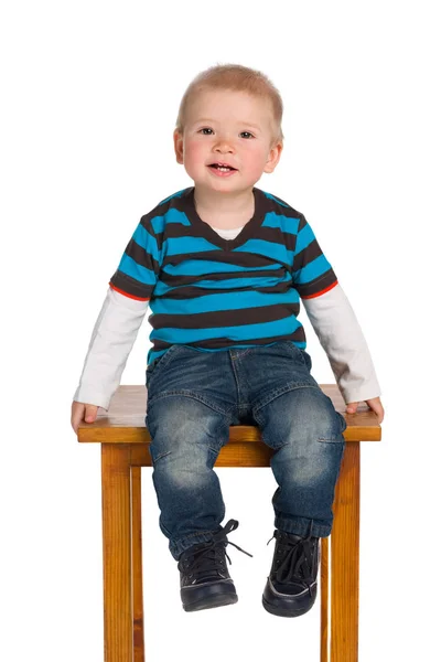 Lindo niño se sienta en la silla —  Fotos de Stock