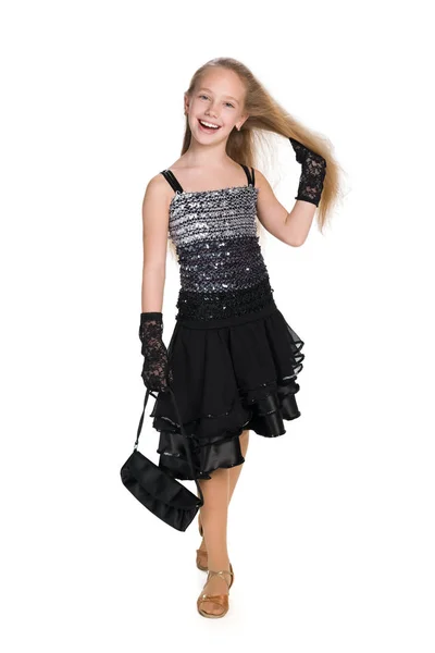Смеющаяся молодая девушка с сумочкой — стоковое фото