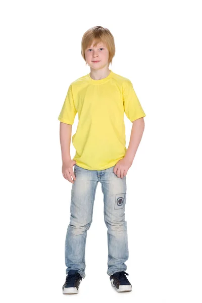 Söt ung pojke i en gul skjorta — Stockfoto