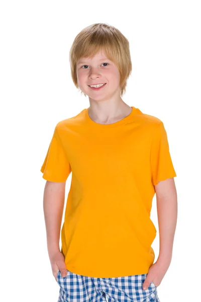 黄色のシャツを着た幸せの小さな男の子 — ストック写真