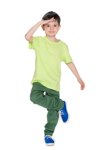 Niño en una camisa verde mira hacia adelante —  Fotos de Stock