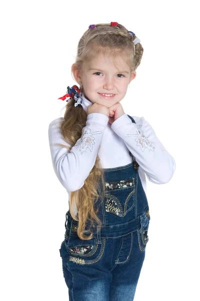 Улыбающаяся маленькая девочка стоит — стоковое фото