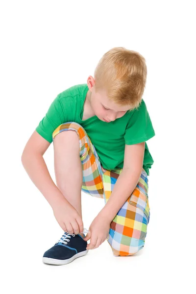 男の子の靴ひもを結ぶ — ストック写真