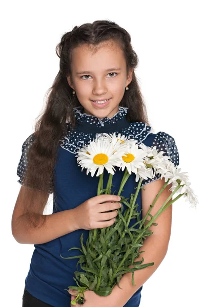 Ganska ung flicka med blommor — Stockfoto