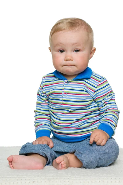 Lindo bebé niño se sienta — Foto de Stock