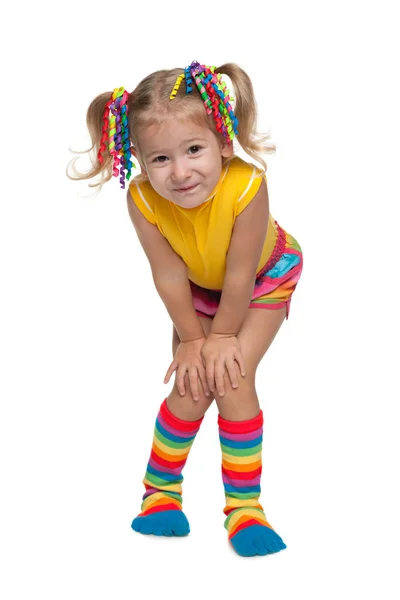 Mosolyogva divat ellen a fehér kislánya — Stock Fotó
