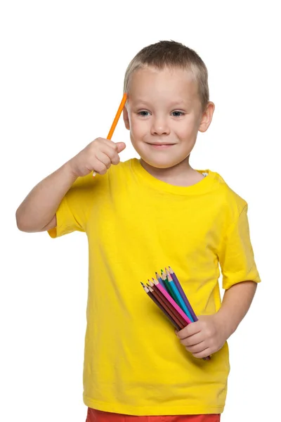 Kleiner Junge mit Bleistiften — Stockfoto