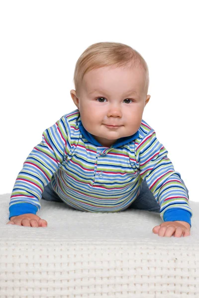 Sorridente bambino ragazzo sta mentendo — Foto Stock