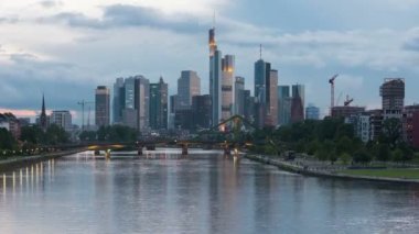 Bir yaz gün batımı içinde Frankfurt gökdelenler