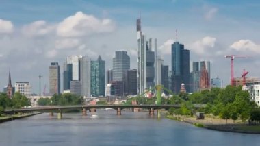 Frankfurt'un iş bölgesinde içinde gökdelenler