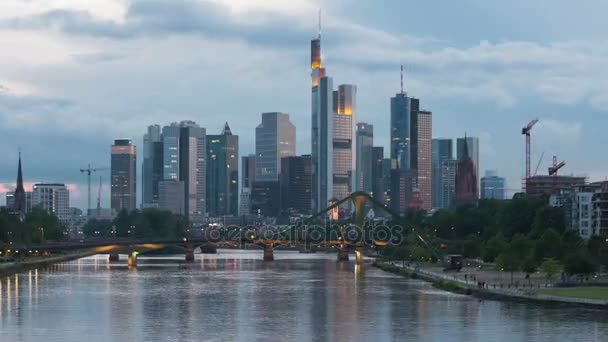 Distrito de negocios de Frankfurt en un atardecer de verano — Vídeo de stock