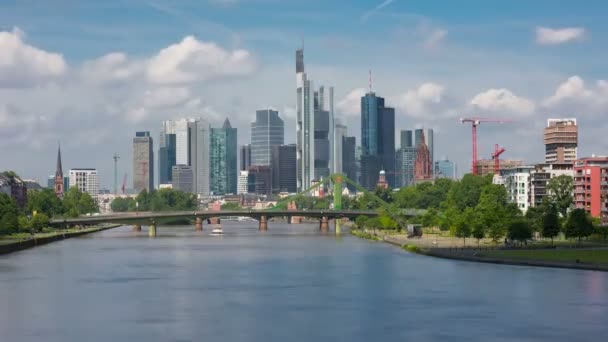 Biznesowej dzielnicy Frankfurt w letnie dni — Wideo stockowe