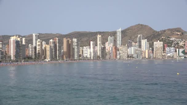 Benidorm an einem sonnigen Sommertag — Stockvideo