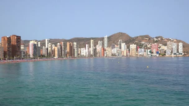 Benidorm en un soleado día de verano — Vídeo de stock