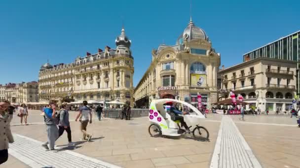 Les gens marchent sur la place de la Comedie, timelapse — Video