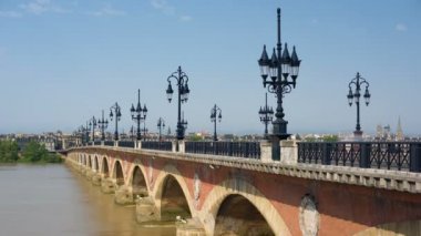 Bordeaux şehrinde Bridge'de yaz gün
