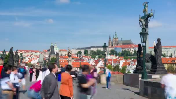 Prag'daki Charles Köprüsü üzerinde insanlar yürümek — Stok video