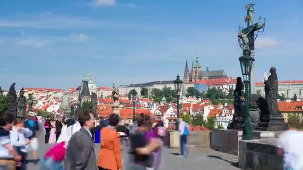 La gente camina por el Puente de Carlos, puente histórico en Praga — Vídeo de stock