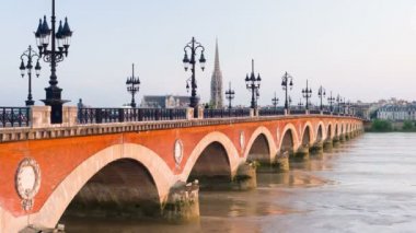 Eski köprünün günbatımı zamanı Bordeaux City