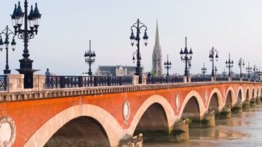 Bordeaux şehrinde eski köprünün üzerinden yuvarlak görünüm