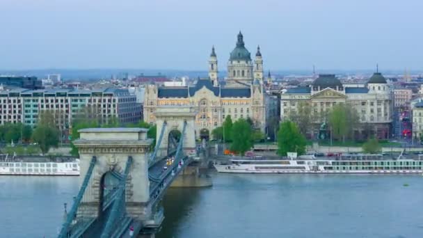 Szechenyi Kedjebron i Budapest vid solnedgång, timelapse — Stockvideo