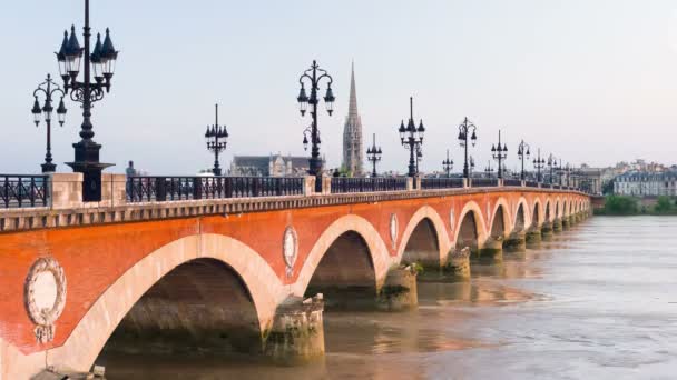 Oude brug in Bordeaux stad bij zonsondergang — Stockvideo