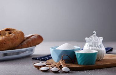 Şeker, konteynıra koy, mutfak masasına..