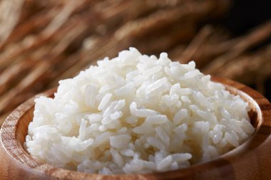 Ahşap kasede beyaz buğulanmış pirinç.