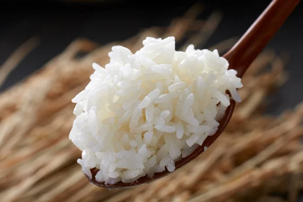 米を木のスプーンで炊くことの閉鎖 — ストック写真