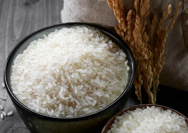 Rýže Skleněném Šálku Pytel Dřevěném Pozadí — Stock fotografie