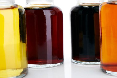 Laboratuvar cam kabı ve sıvısı.