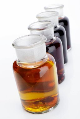 Laboratuvar cam kabı ve sıvısı.