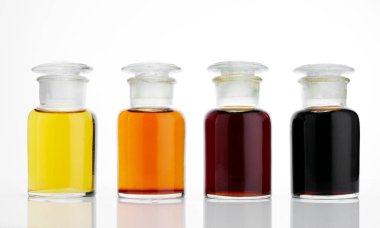 Laboratuvar cam kabı ve sıvısı.