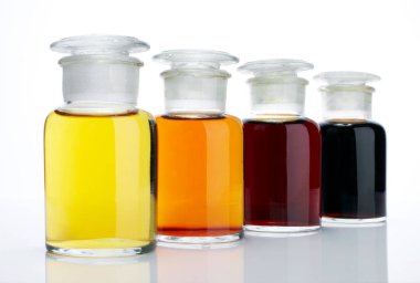 Laboratuvar cam kabı ve sıvısı.